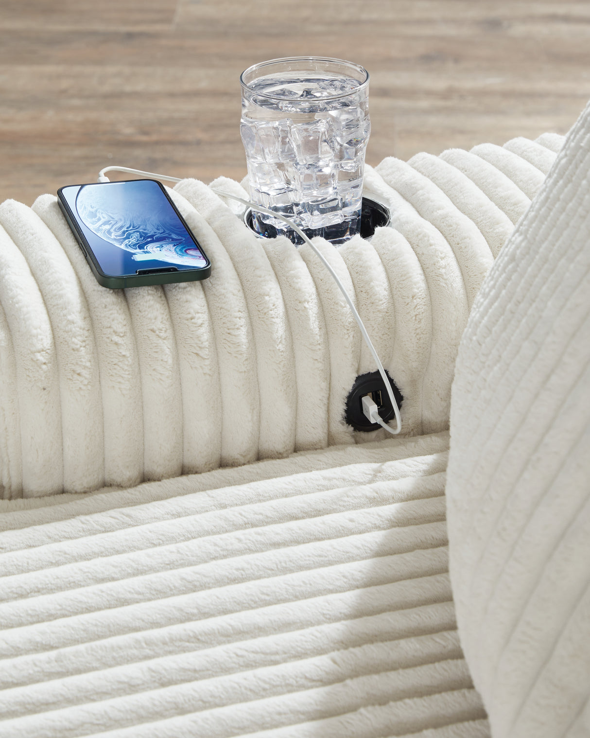 Lindyn Chaise (Color: Ivory)