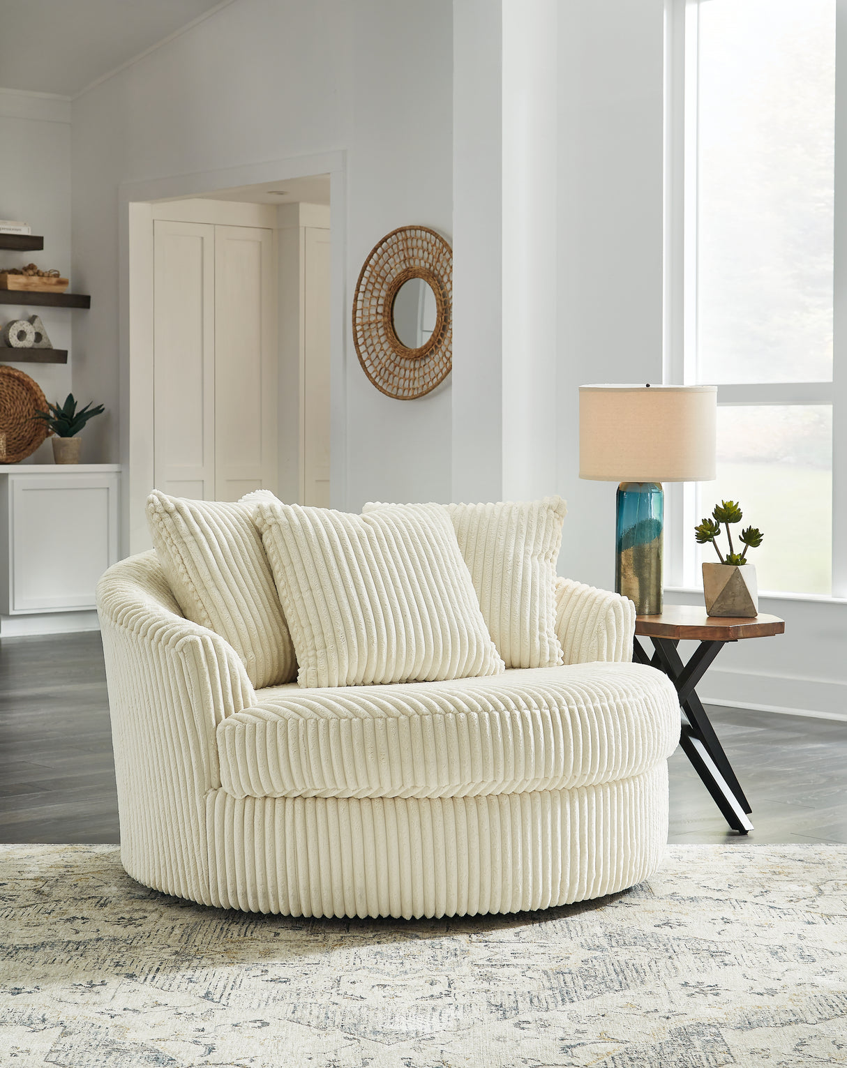 Lindyn Oversized Swivel Accent Chair (Color: Ivory)
