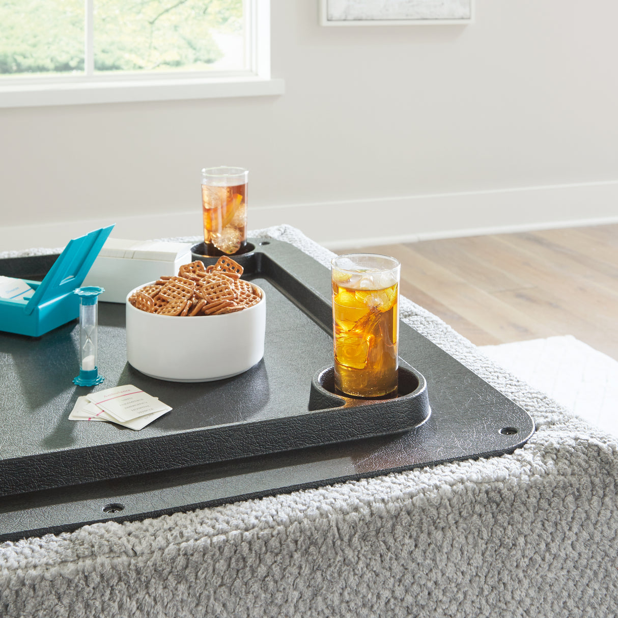 Casselbury 3-Piece Sectional with Ottoman (Left-Arm Facing Sofa Chaise, Right-Arm Facing Corner Chaise, Ottoman With Storage)