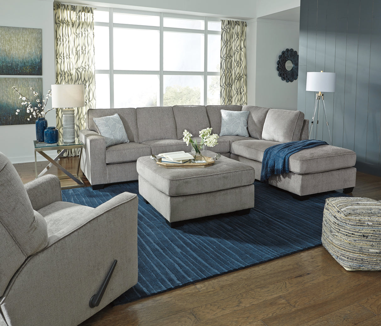Altari 2-Piece Sectional with Chaise (Color: Alloy)