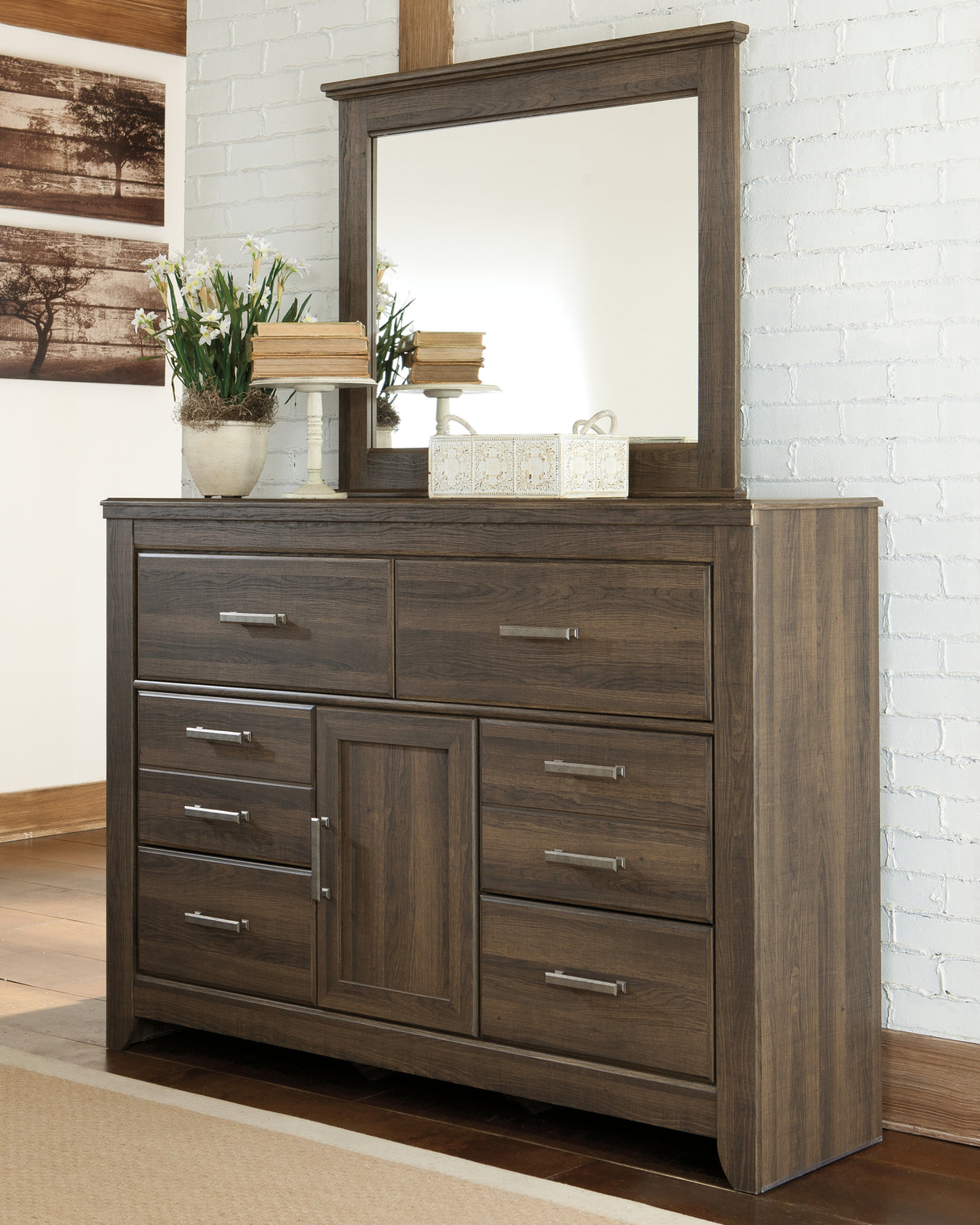 Juararo California King Poster Bed, Dresser, Mirror, Chest and 2 Nightstands (Bed Size: California King)