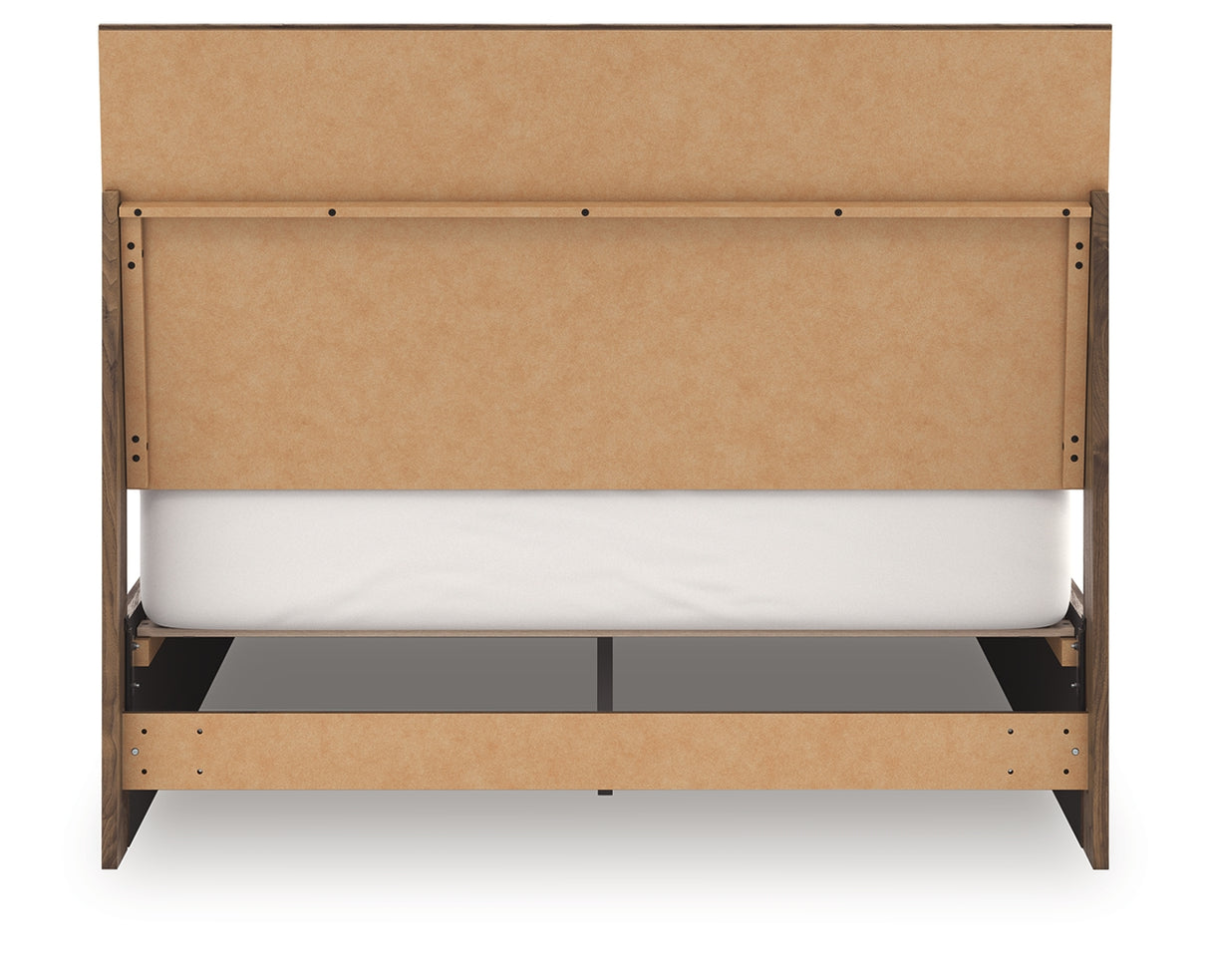 Chirason Queen Panel Bed (Bed Size: Queen)