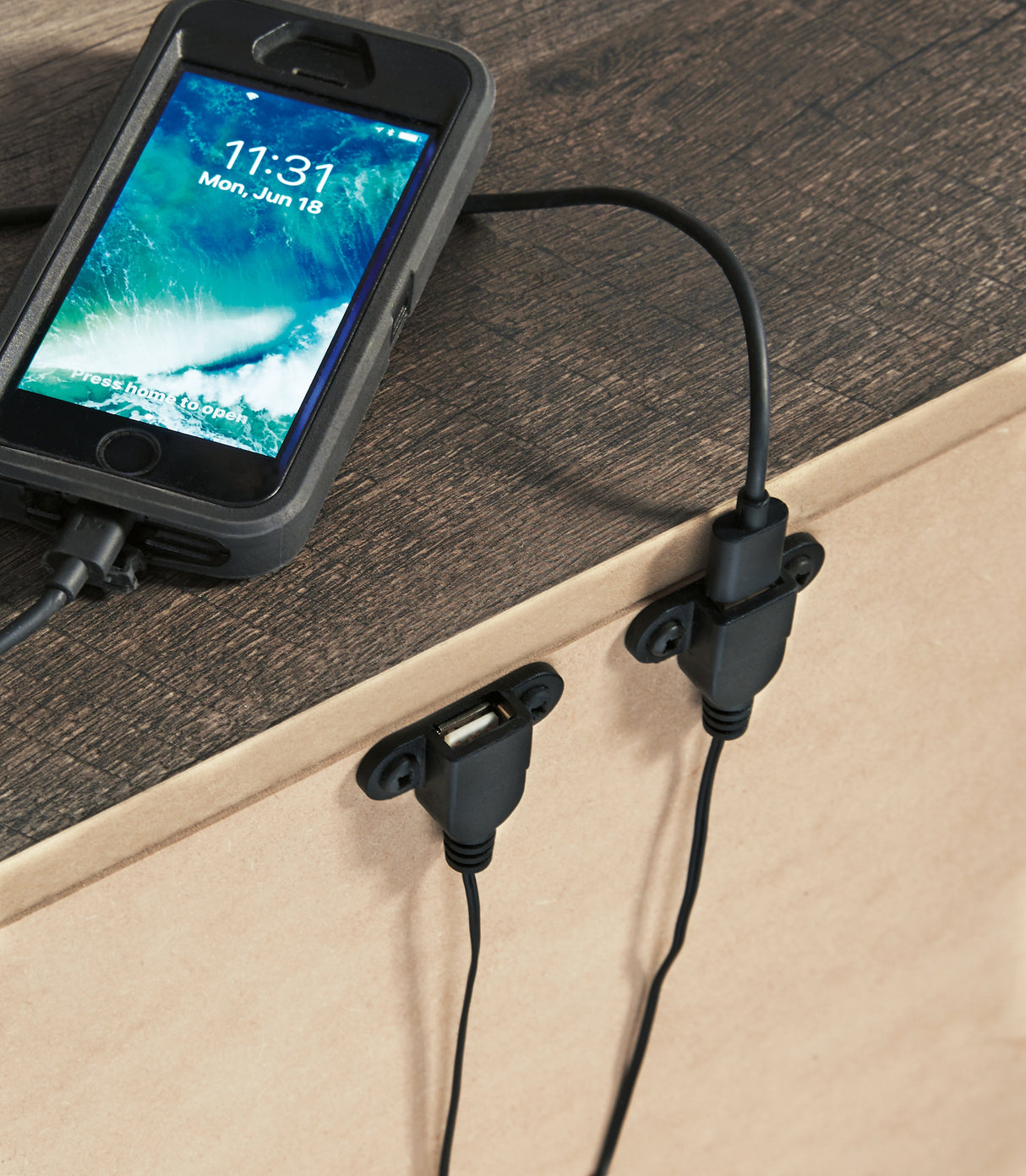 Wynnlow 6-Piece King Panel Bed with Mirrored Dresser and 2 Nightstands (King Panel Headboard/Footboard, King Panel Rails, Dresser, Bedroom Mirror, Nightstand, Nightstand)