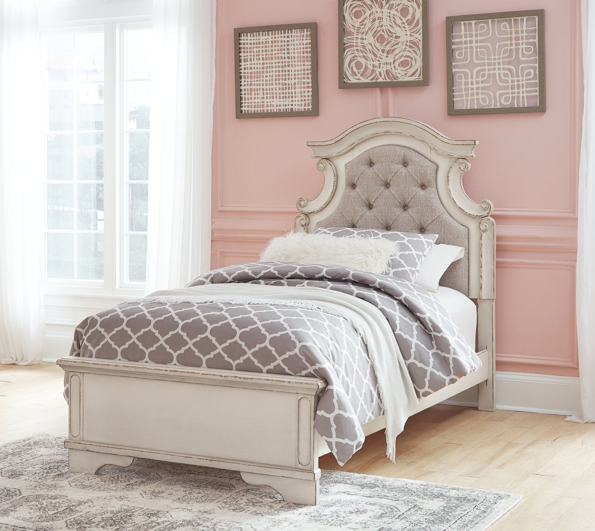 Realyn Queen Upholstered Panel Bed (Bed Size: Twin)