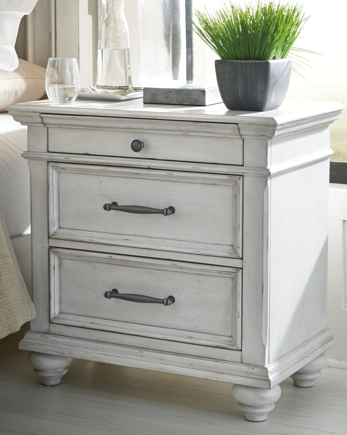 Kanwyn King Panel Bed, Dresser, Mirror and Nightstand (Bed Size: King)