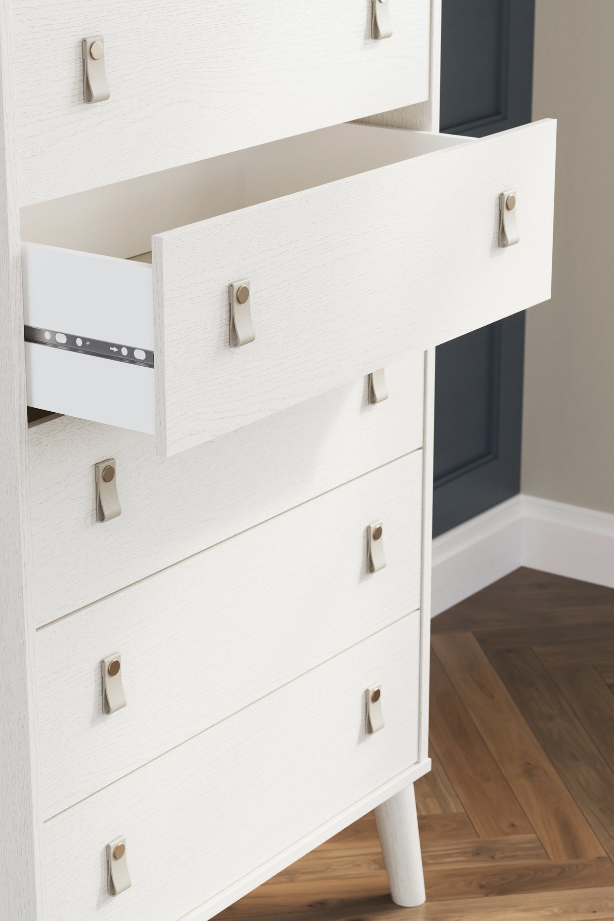 Aprilyn Chest of Drawers (Color: White)