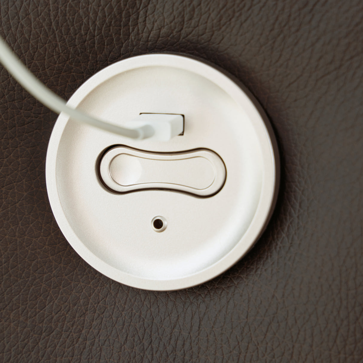 Leesworth Power Reclining Sofa (Color: Dark Brown)