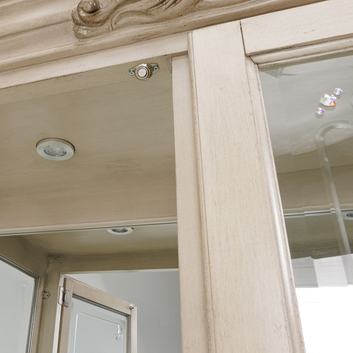 Platine de Royale - Curio Cabinet - Champagne