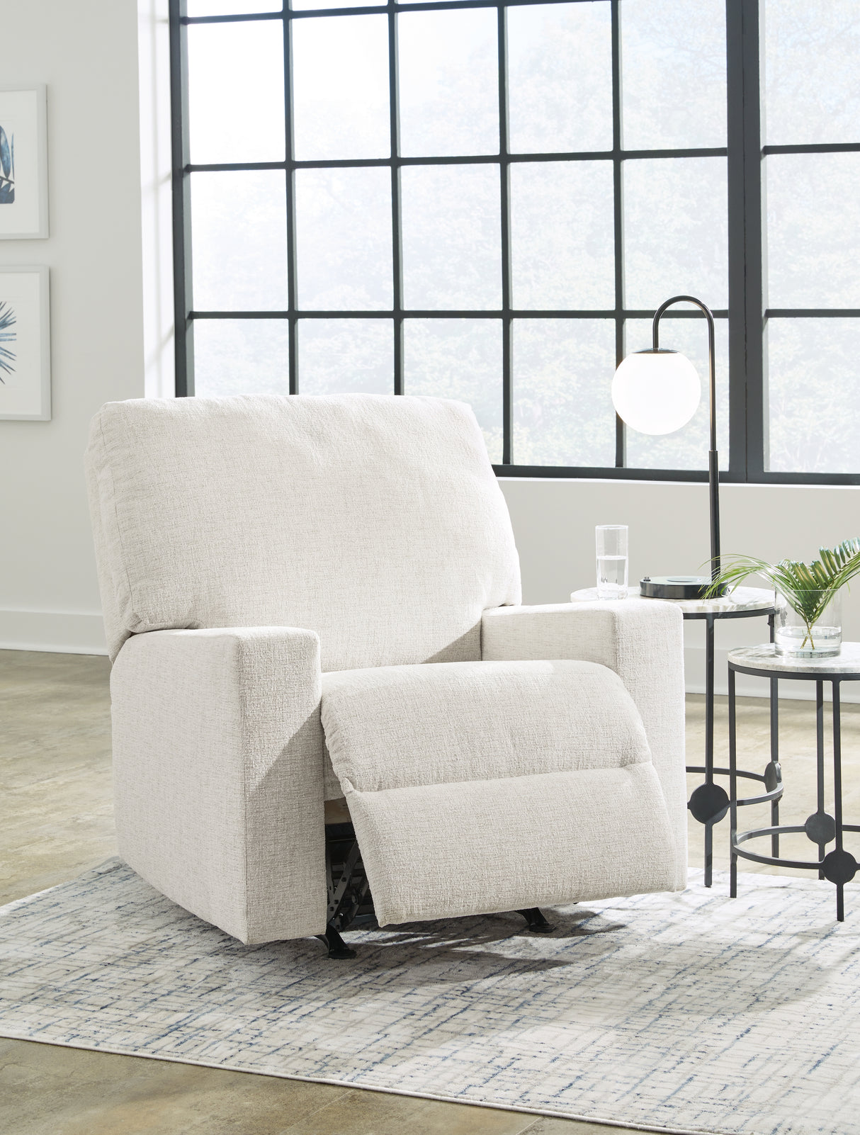 Rannis Recliner (Color: Snow)