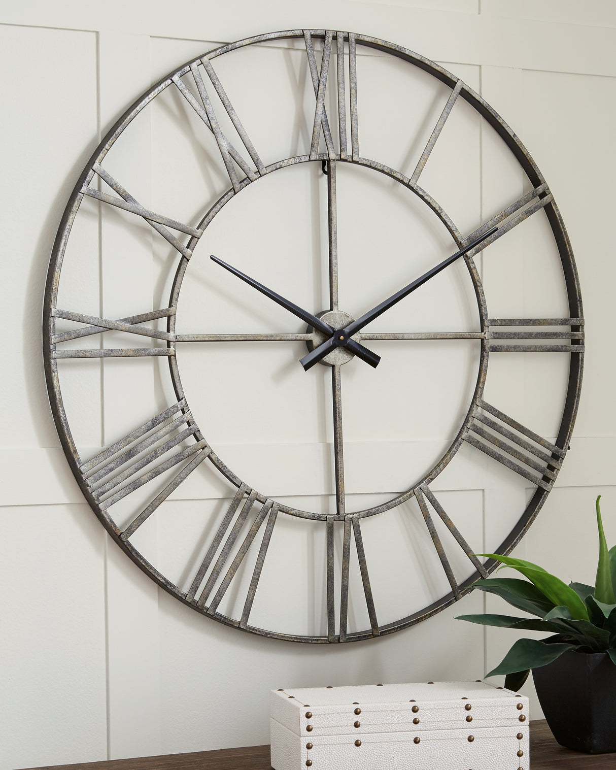 Paquita Wall Clock (Color: Antique Silver)