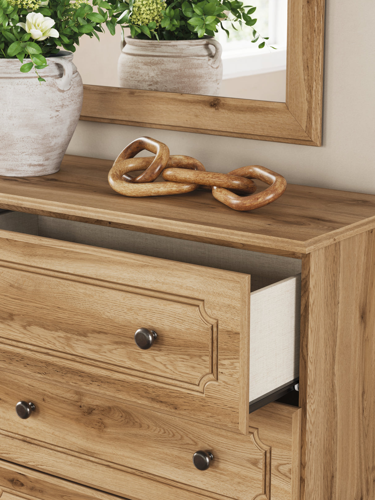 Aleaport Queen Panel Bed, Dresser, Mirror and Nightstand (Bed Size: Queen)