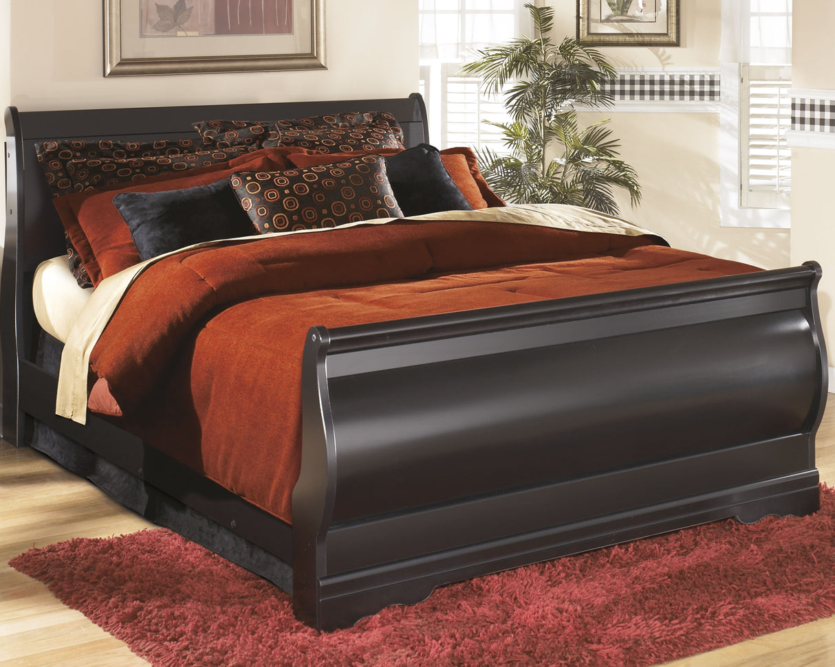 Huey Vineyard Queen Sleigh Bed and Nightstand (Bed Size: Queen)