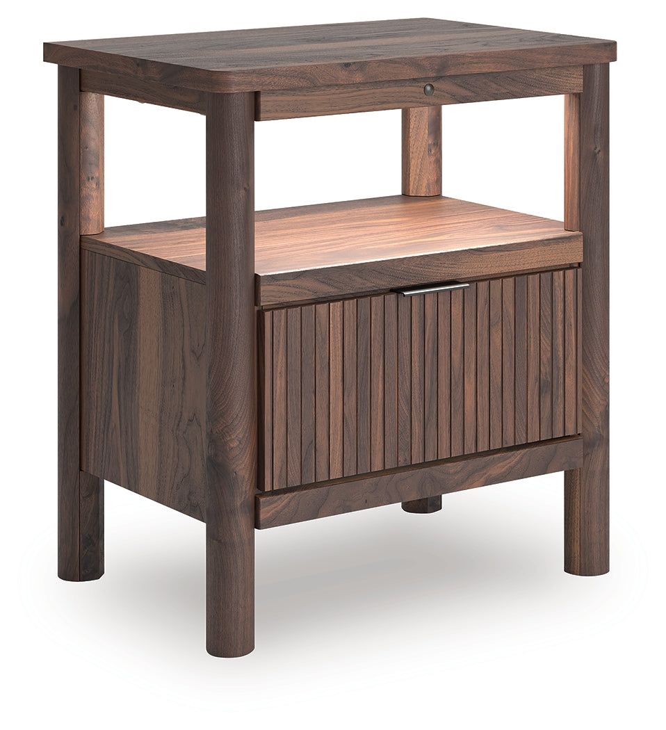 Pamytta King Panel Bed, Dresser, Mirror and Nightstand (Bed Size: King)