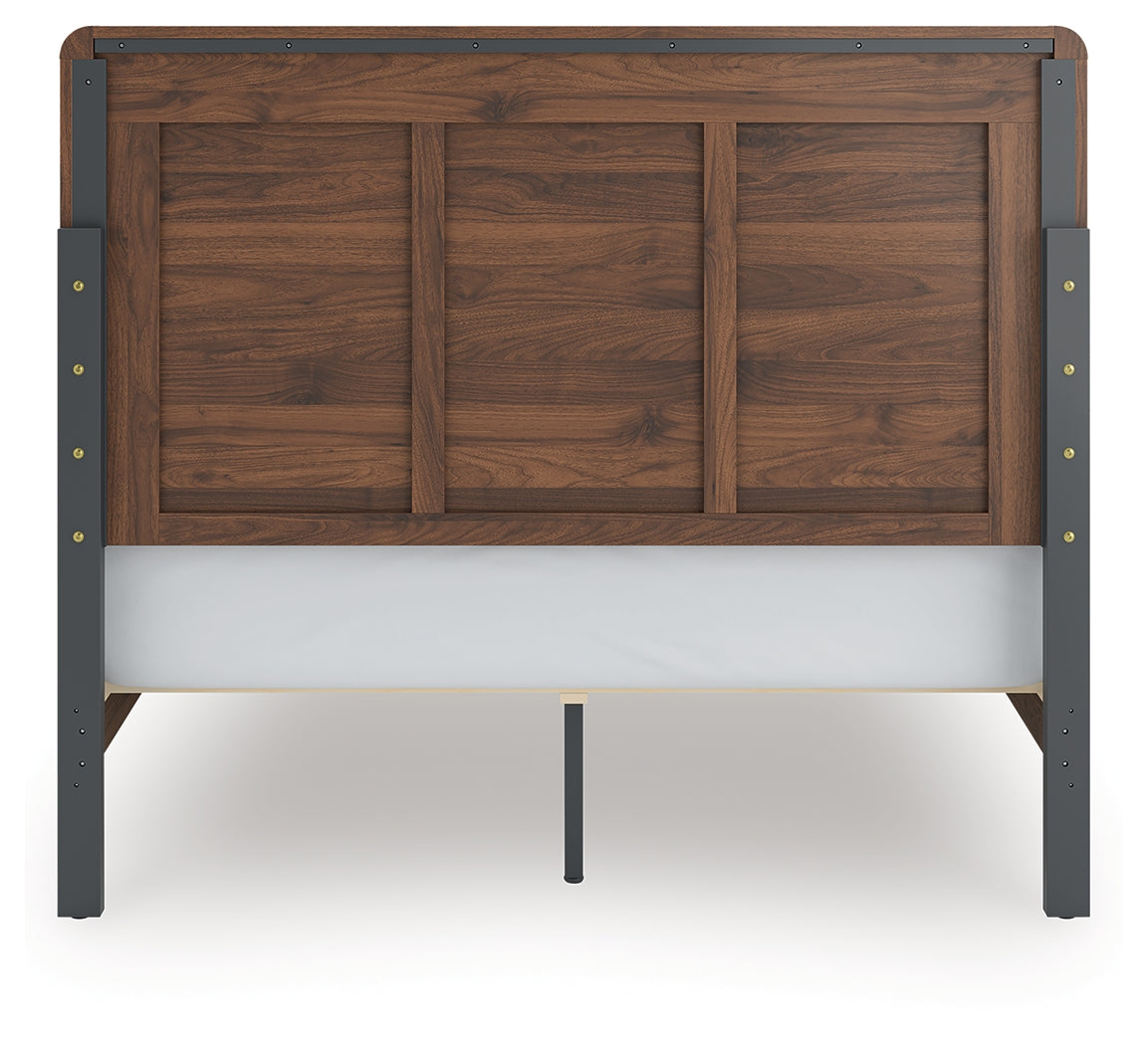 Fortlorn Queen Panel Bed (Bed Size: Queen)