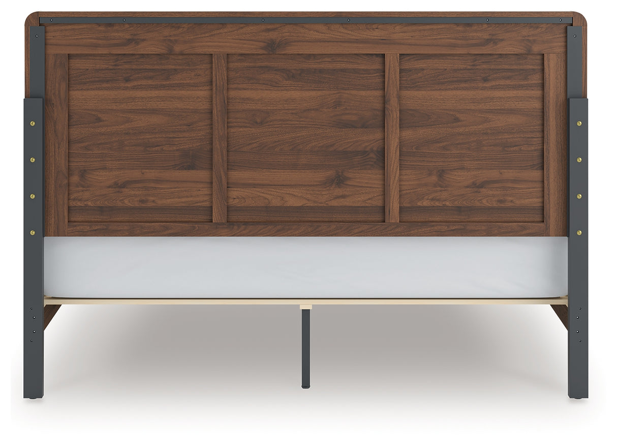 Fortlorn Queen Panel Bed (Bed Size: King)