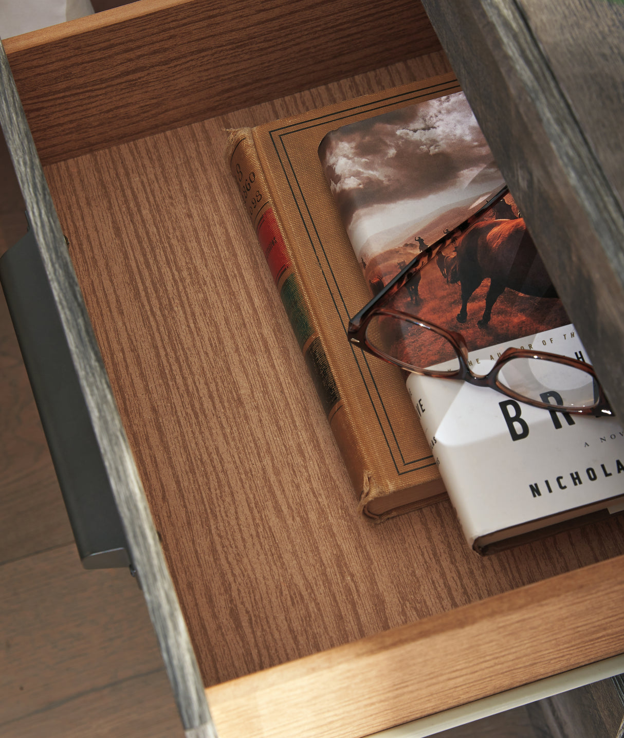 Wynnlow 7-Piece King Crossbuck Panel Bed with Mirrored Dresser, Chest and Nightstand (King Crossbuck Panel Footboard, King Crossbuck Panel Headboard, King Crossbuck/Poster Rails, Dresser, Bedroom Mirror, Chest of Drawers, Nightstand)