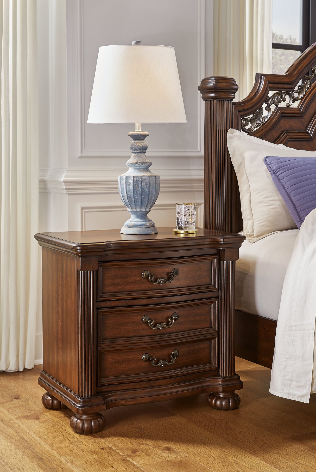 Lavinton Queen Poster Bed, Dresser, Mirror and Nightstand (Bed Size: Queen)