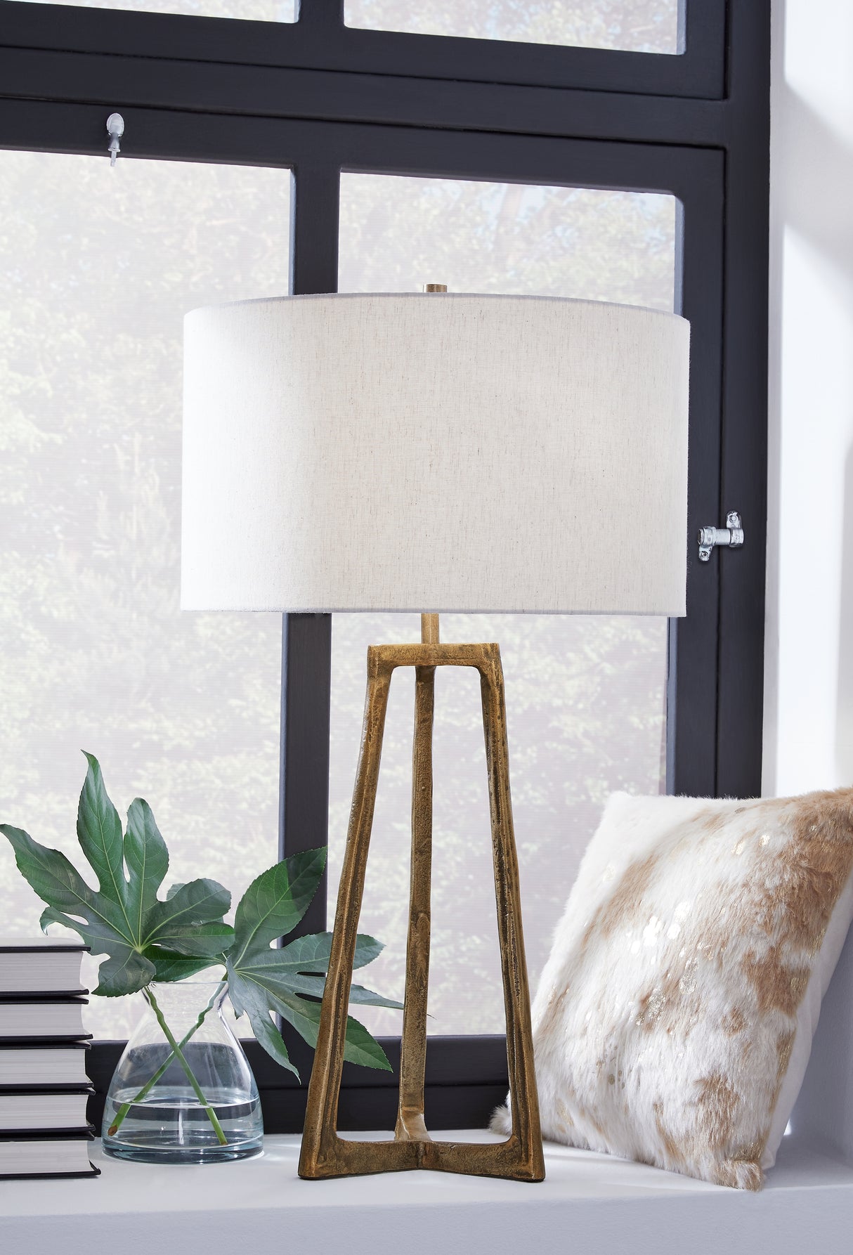 Ryandale Table Lamp (Variation Color: Antique Brass Finish)